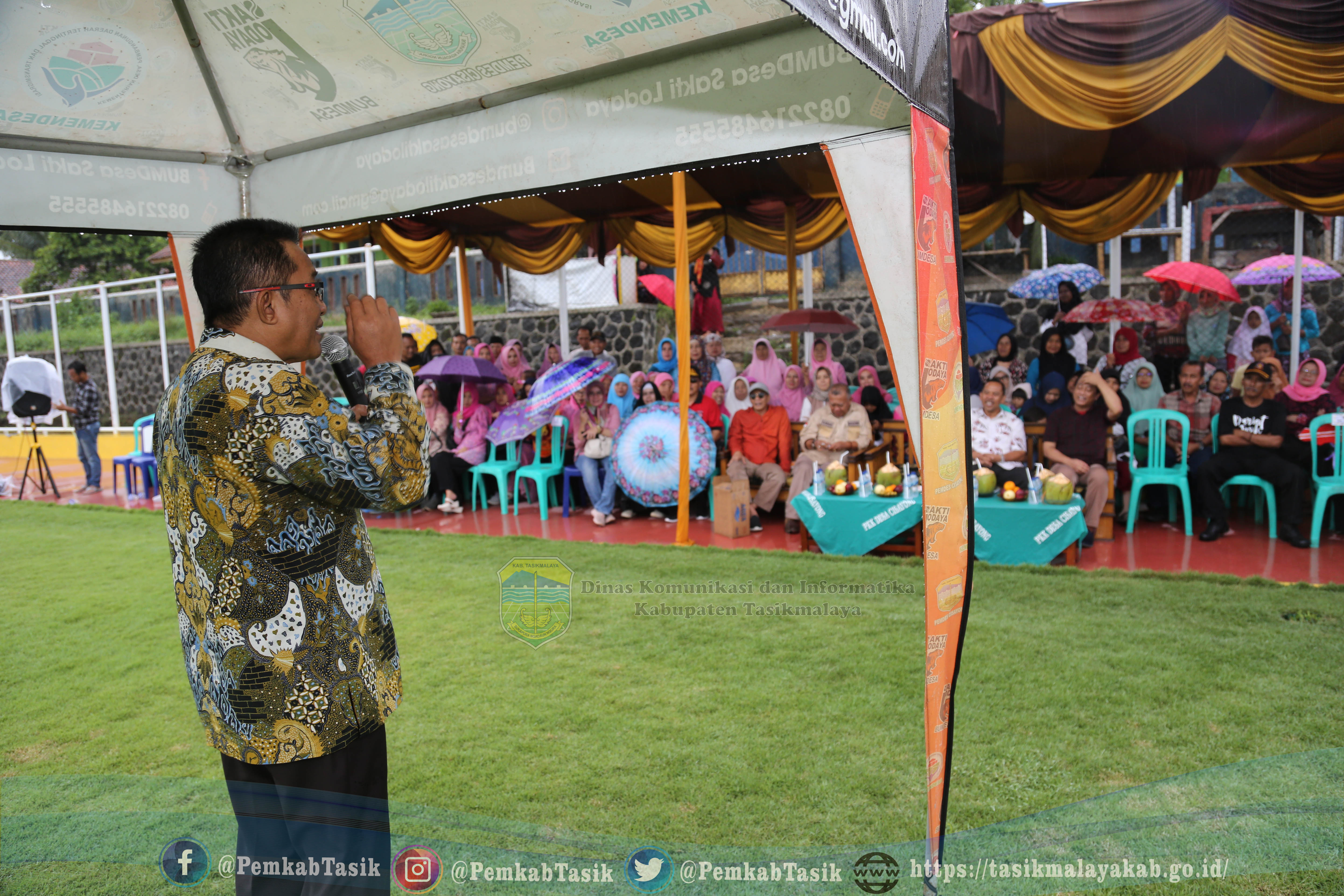 Pemkab Tasikmalaya Serahkan Maskara Ke Desa Cisayong Dan