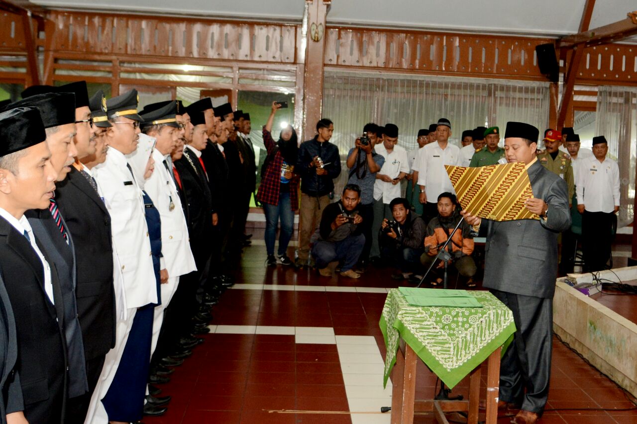 BUPATI TASIKMALAYA LANTIK 245 PEJABAT ADMINISTRATOR DAN PEJABAT PENGAWAS