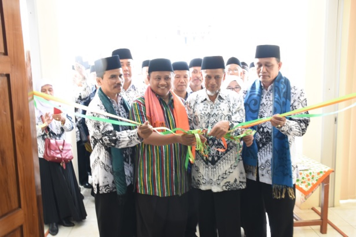 BUPATI TASIKMALAYA RESMIKAN GEDUNG PGRI KECAMATAN MANONJAYA