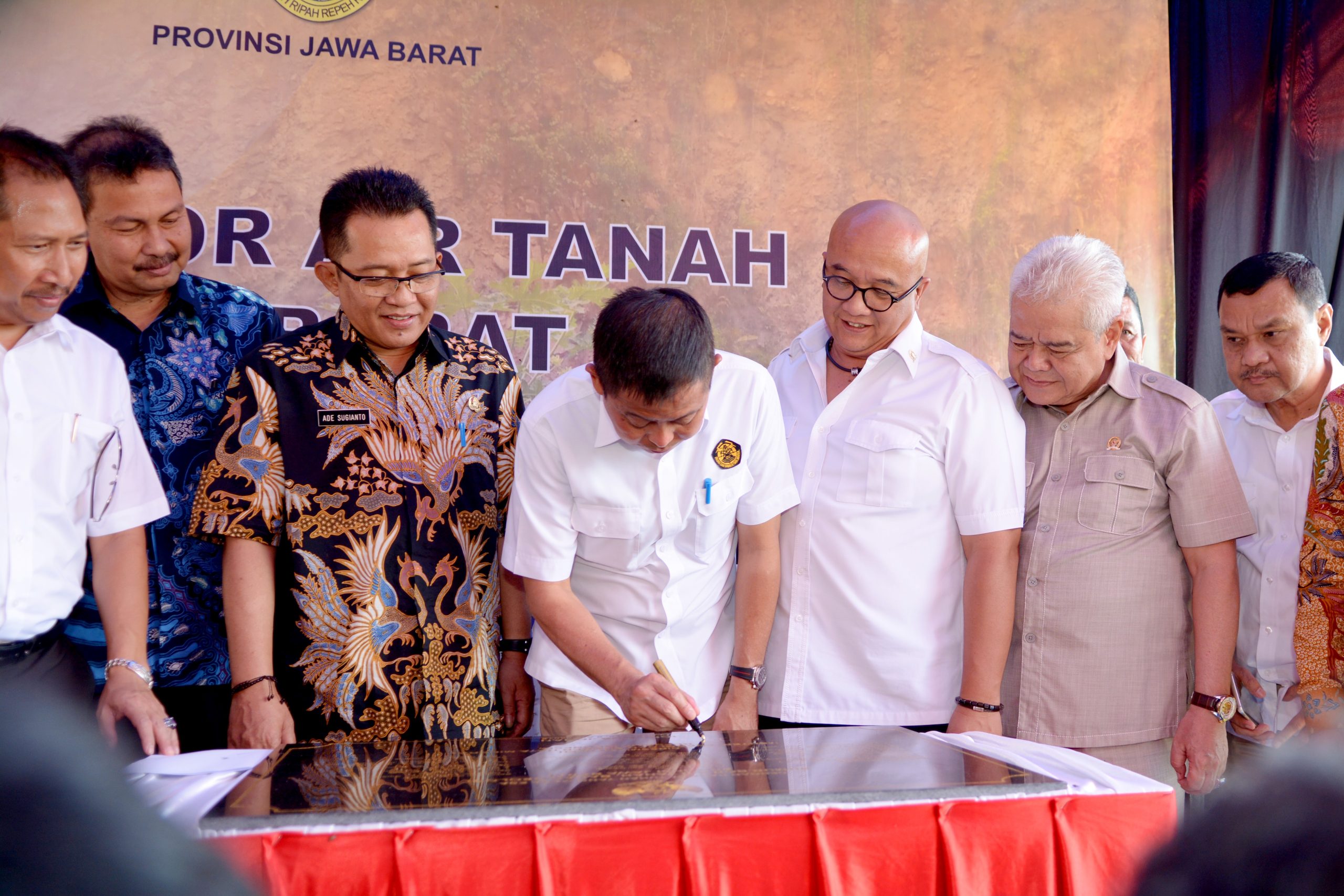 MENTERI ESDM RESMIKAN SUMUR BOR AIR TANAH WILAYAH JAWA BARAT DI KECAMATAN PAGERAGEUNG