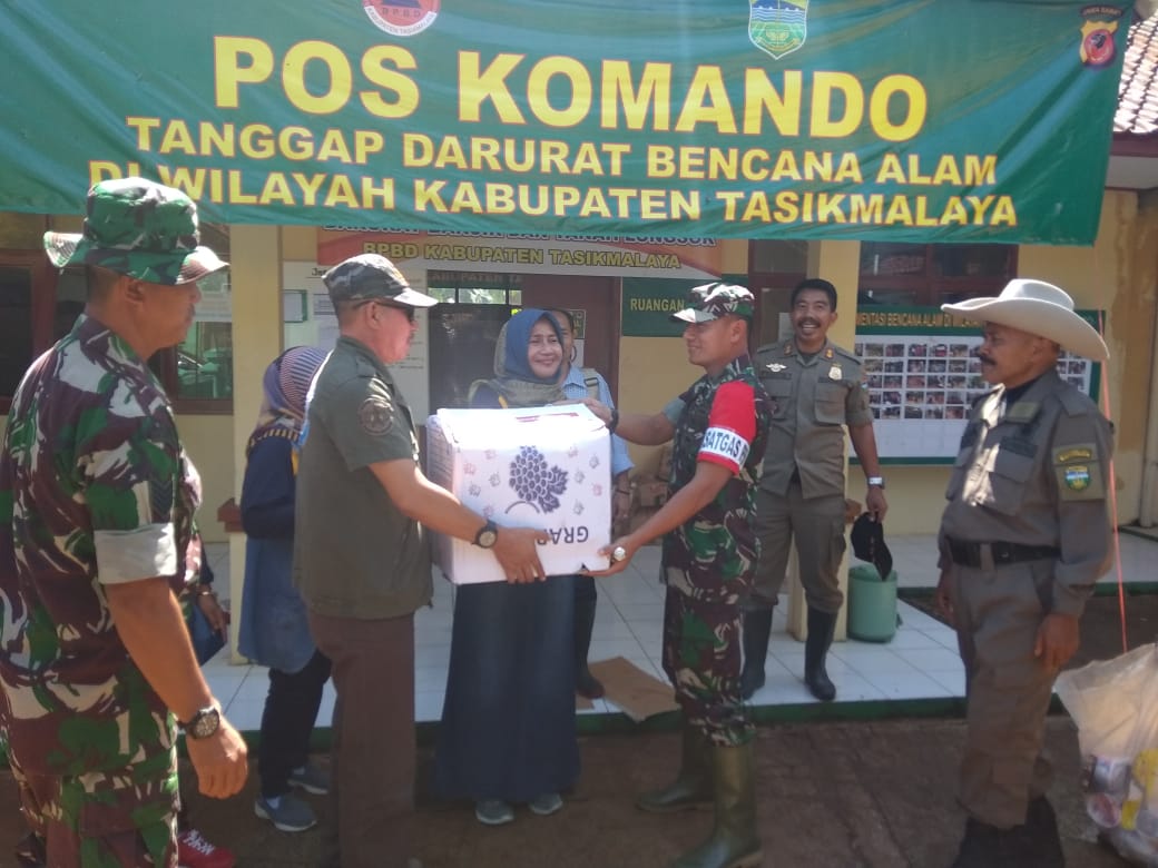 KEPALA DISKOMINFO SERAHKAN BANTUAN KEPADA KORBAN BENCANA DI CULAMEGA