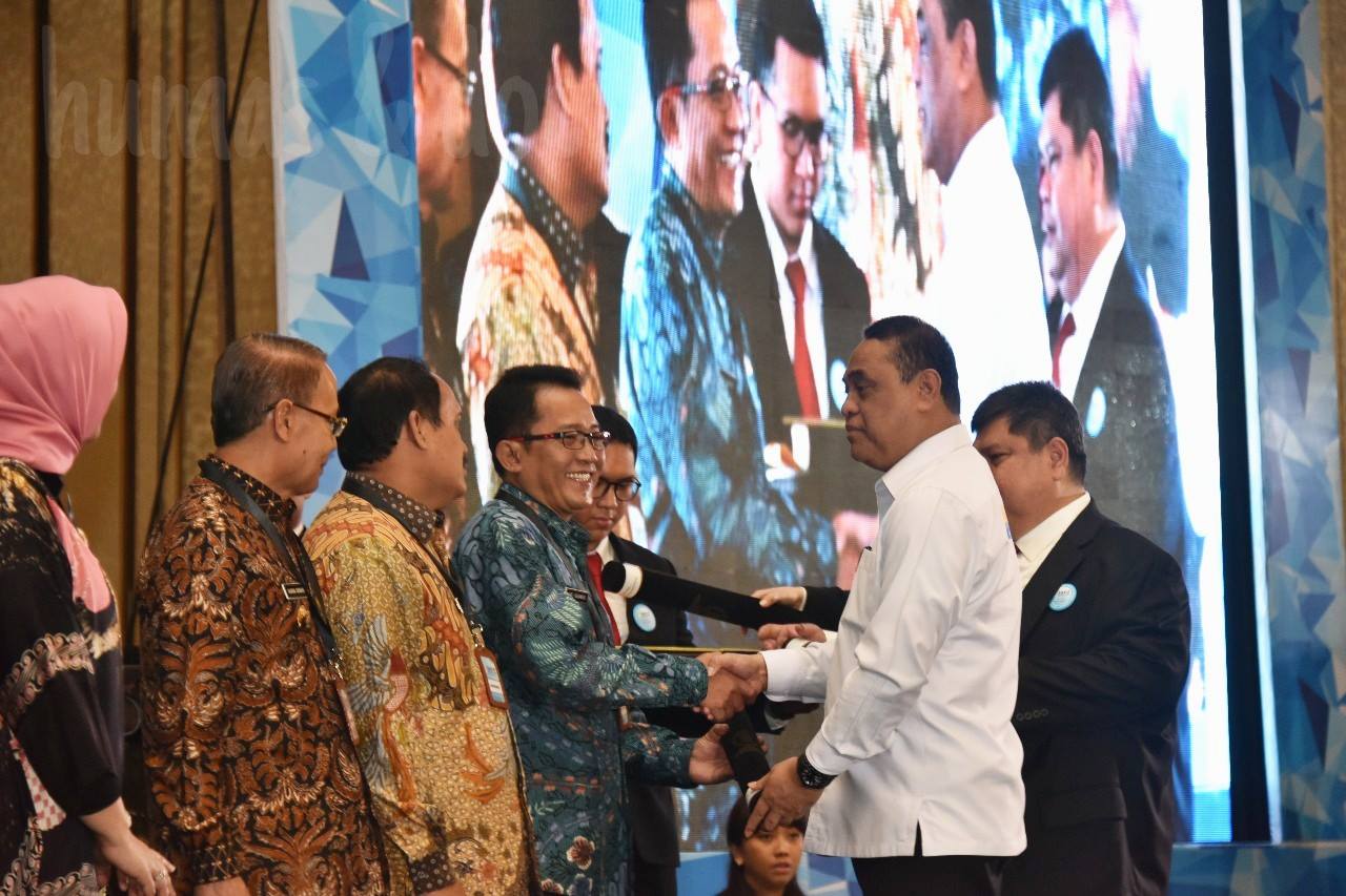 PEMKAB TASIK RAIH PENGHARGAAN PRESTASI AKUNTABILITAS KERJA TAHUN 2018 DENGAN PERINGKAT B
