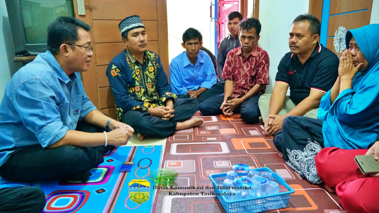 BUPATI TASIKMALAYA MEMBERI SANTUNAN KEPADA KELUARGA KETUA KPPS DI DESA CIDUGALEUN YANG WAFAT