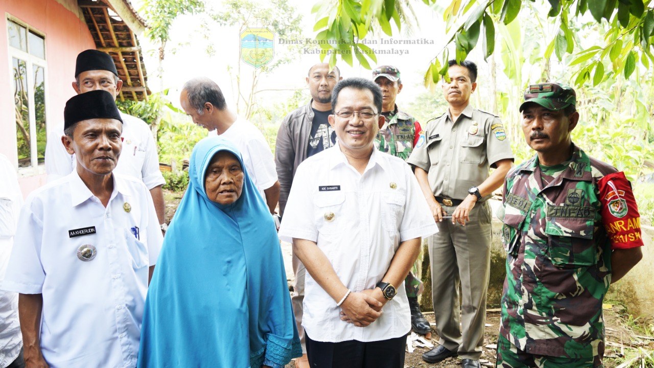 TANGGAP CEPAT BUPATI TASIKMALAYA TERHADAP BENCANA, KUNJUNGI KEDIAMAN NENEK IHAH SOLIHAH YANG AMBRUK