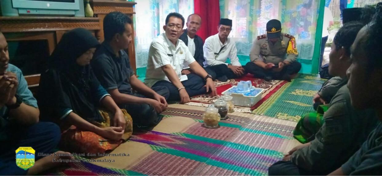 BUPATI TASIKMALAYA MEMBERIKAN SANTUNAN KEPADA LINMAS TPS YANG MENINGGAL