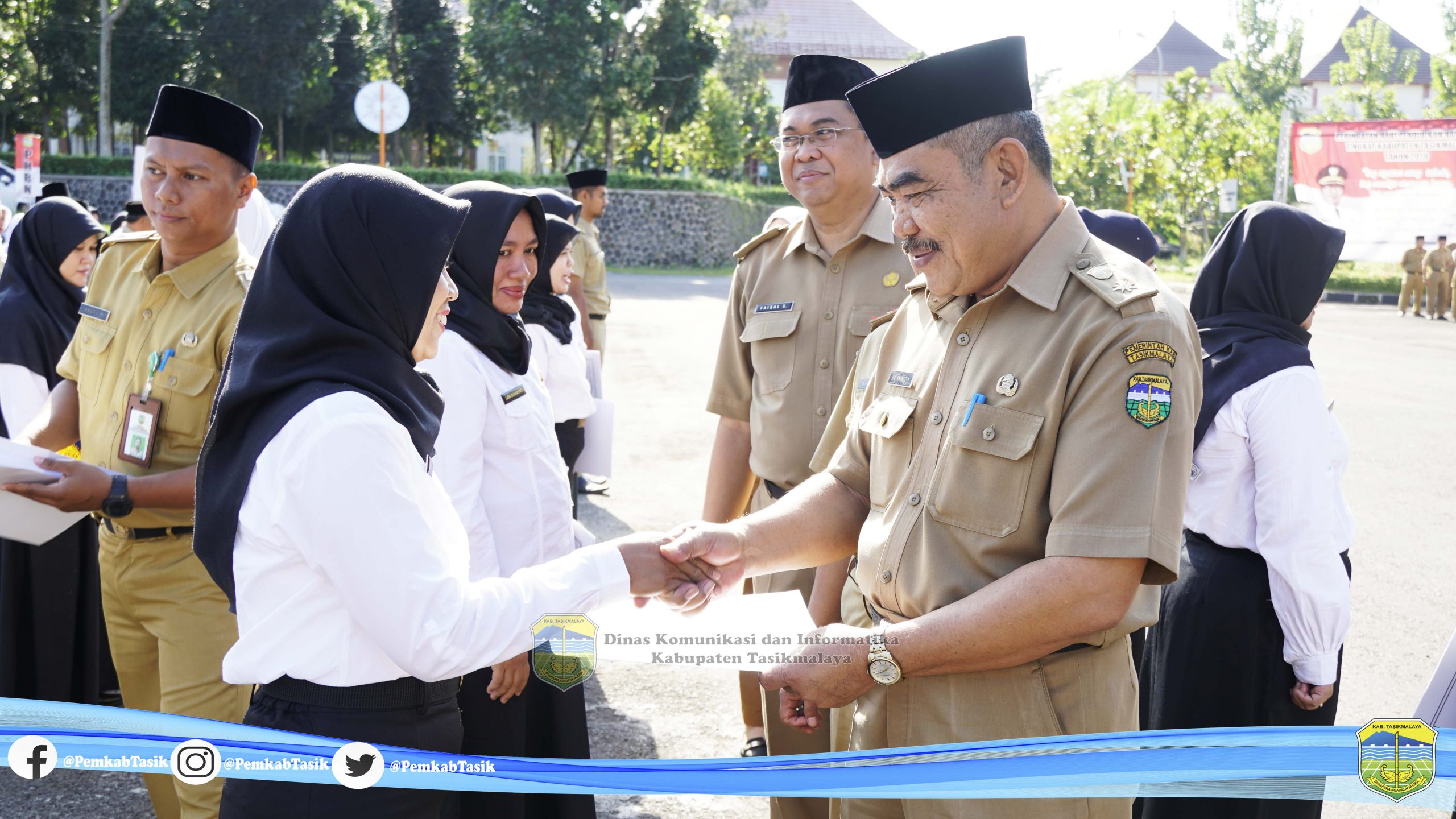 PLH. SEKDA MENYERAHKAN PETIKAN SK CPNS PTT KEMENKES DI LINGKUNGAN PEMKAB TASIKMALAYA