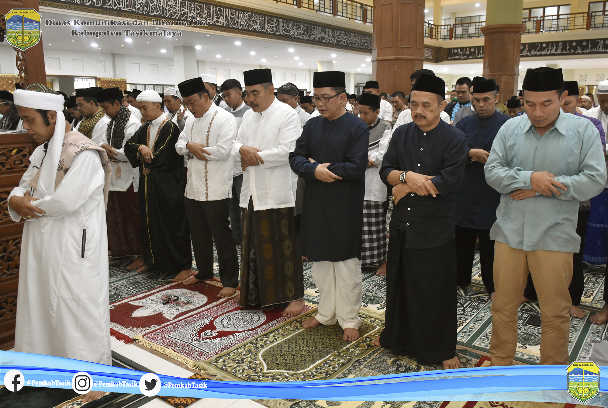 BUPATI TASIKMALAYA SALAT IED DI MASJID AGUNG BAITURAHMAN: MARI MENEBARKAN KEDAMAIAN DAN MEMPERKUAT UKHUWAH ISLAMIAH