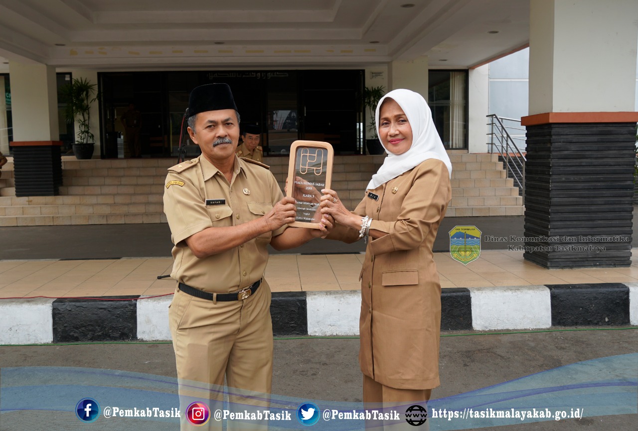 PEMDA KAB. TASIKMALAYA RAIH PIALA LAYANAN INFORMASI MELALUI INTERNET (WEBSITE) PADA ANUGERAH PIALA  HUMAS JABAR 2019