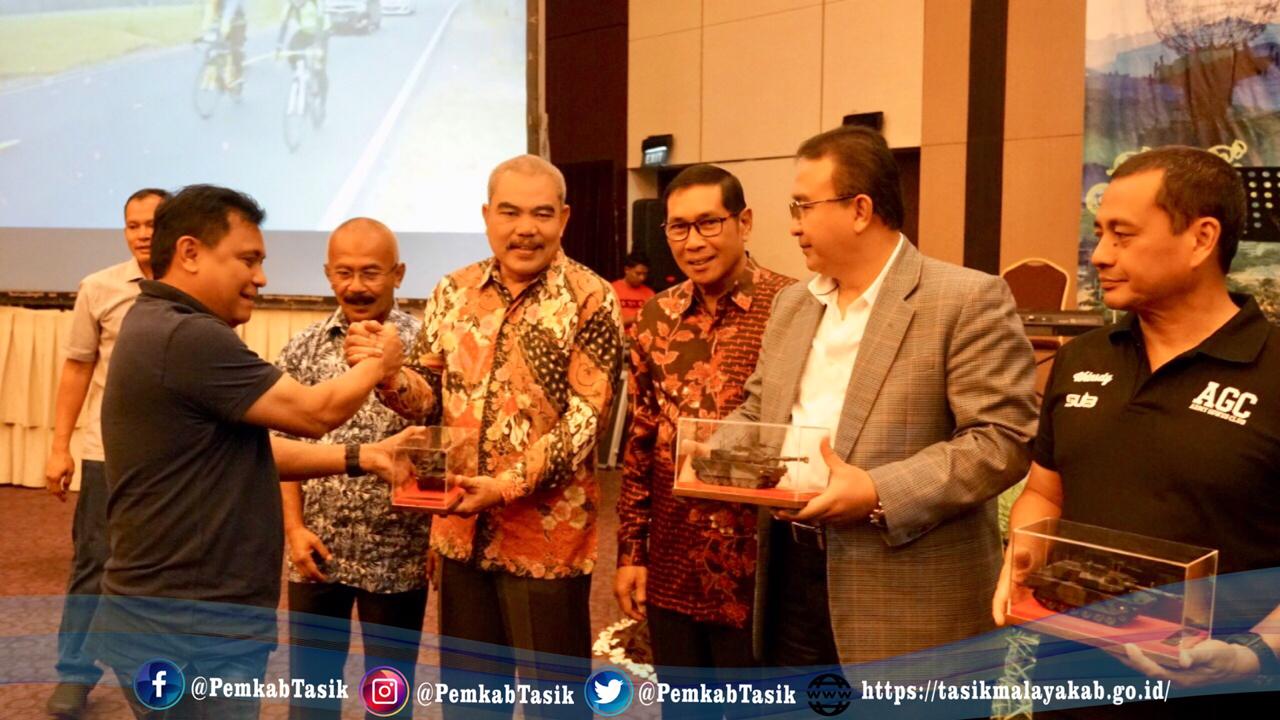 PJ. SEKDA KAB. TASIKMALAYA HADIRI MALAM RAMAH TAMAH GOWES KEMERDEKAAN: PINDAD, TNI, POLRI