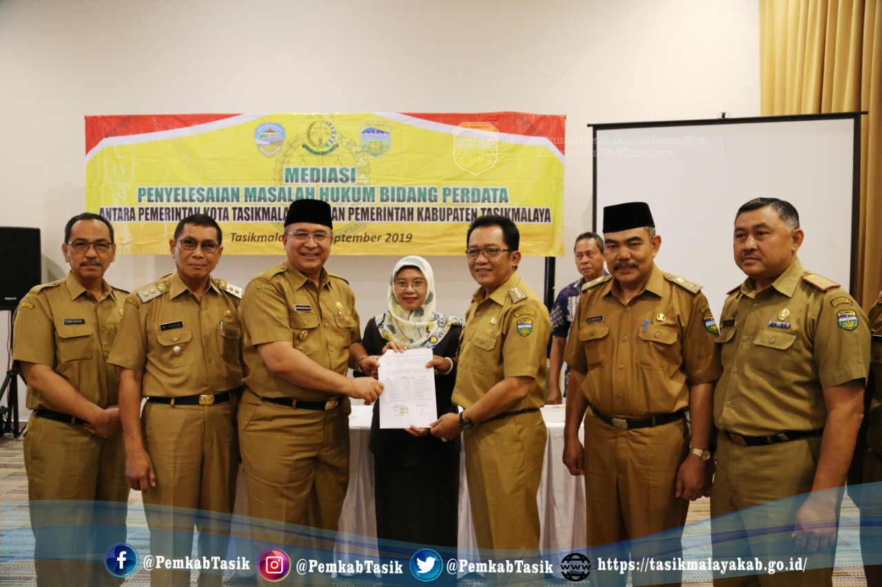 BUPATI TASIKMALAYA SERAHKAN 10 SERTIFIKAT TANAH KEPADA PEMKOT TASIKMALAYA