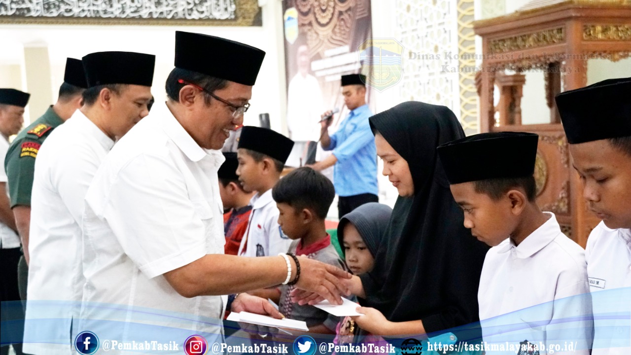 PADA PERINGATAN MAULID NABI MUHAMMAD SAW TINGKAT KAB. TASIKMALAYA, BUPATI ADE SUGIANTO BERIKAN SANTUNAN YATIM PIATU