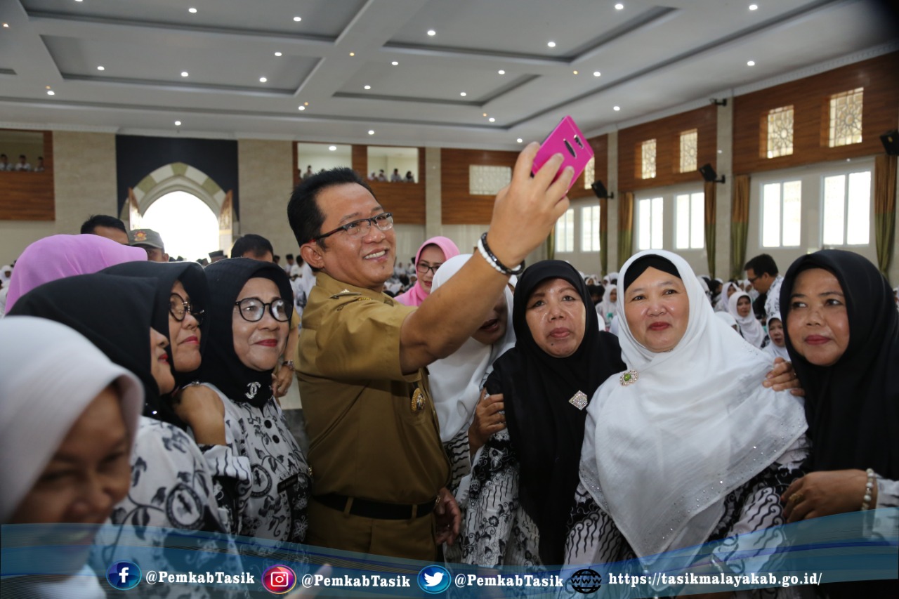 BUPATI ADE SUGIANTO HADIRI HUT PGRI KE-74 & HARI GURU NASIONAL 2019 DAN PERINGATAN MAULID NABI