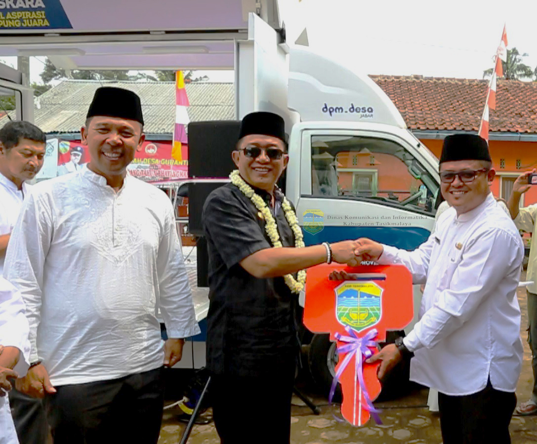 BUPATI TASIKMALAYA SERAHKAN BANTUAN MASKARA DI DESA GURANTENG