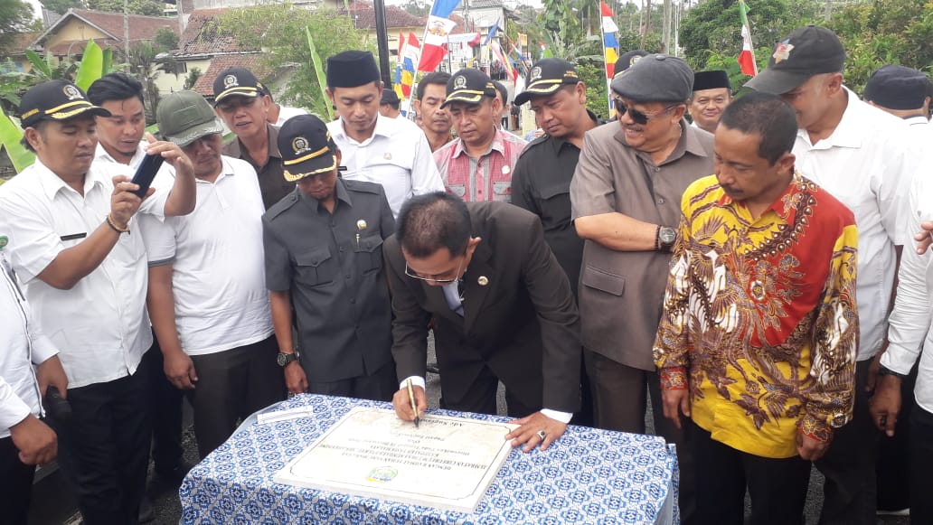 SELESAI DIBANGUN, JEMBATAN CIBEUREUM 2 SUKAHENING DIRESMIKAN BUPATI TASIKMALAYA