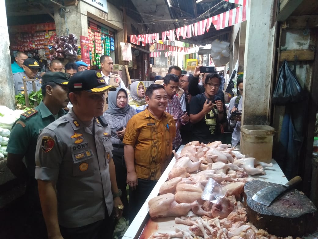 DISPERINDAG KAB TASIKMALAYA GELAR PEMERIKSAAN HARGA DAN KETERSEDIAAN PANGAN DI PASAR SINGAPARNA