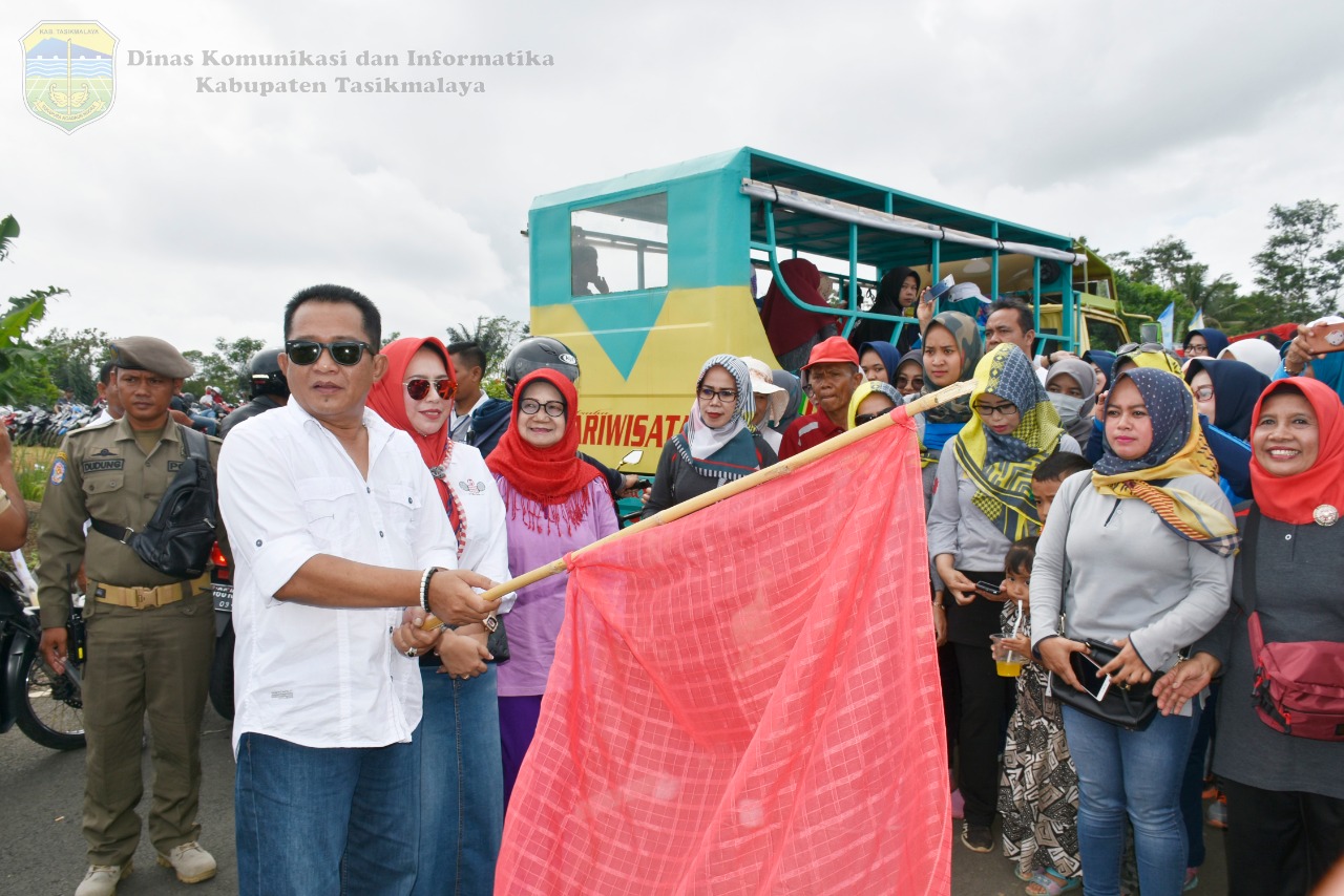 WARGA MASYARAKAT ANTUSIAS IKUTI GEBYAR JALAN SEHAT DAN SENAM MASSAL GERMAS MEMPERINGATI HARI IBU KE-91