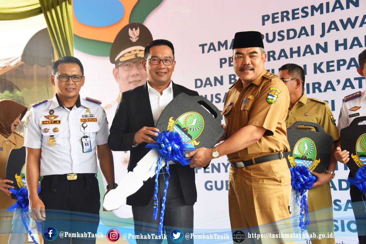 PEMKAB TASIK TERIMA HIBAH BUS WISATA DARI PEMPROV JABAR