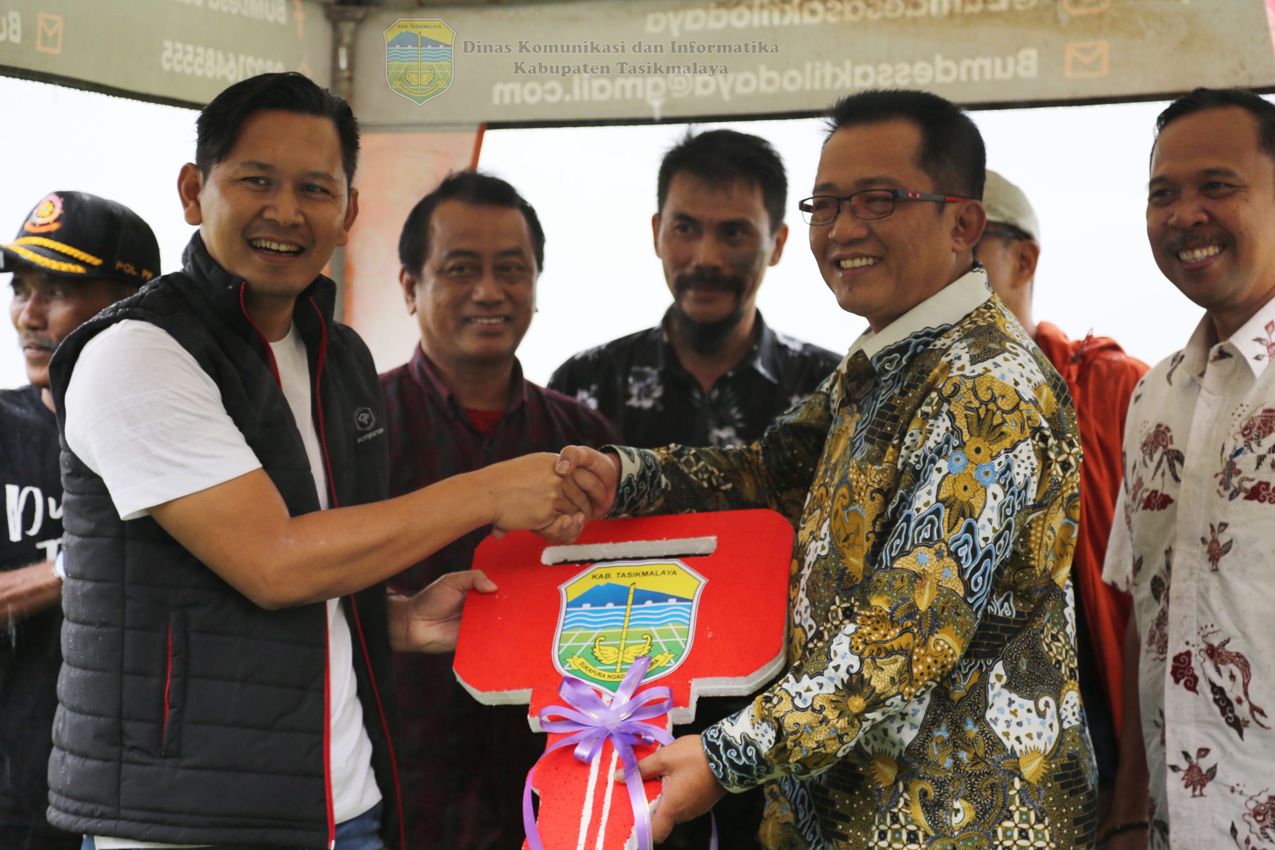 PEMKAB TASIKMALAYA SERAHKAN MASKARA KE DESA CISAYONG DAN DESA PAPAYAN