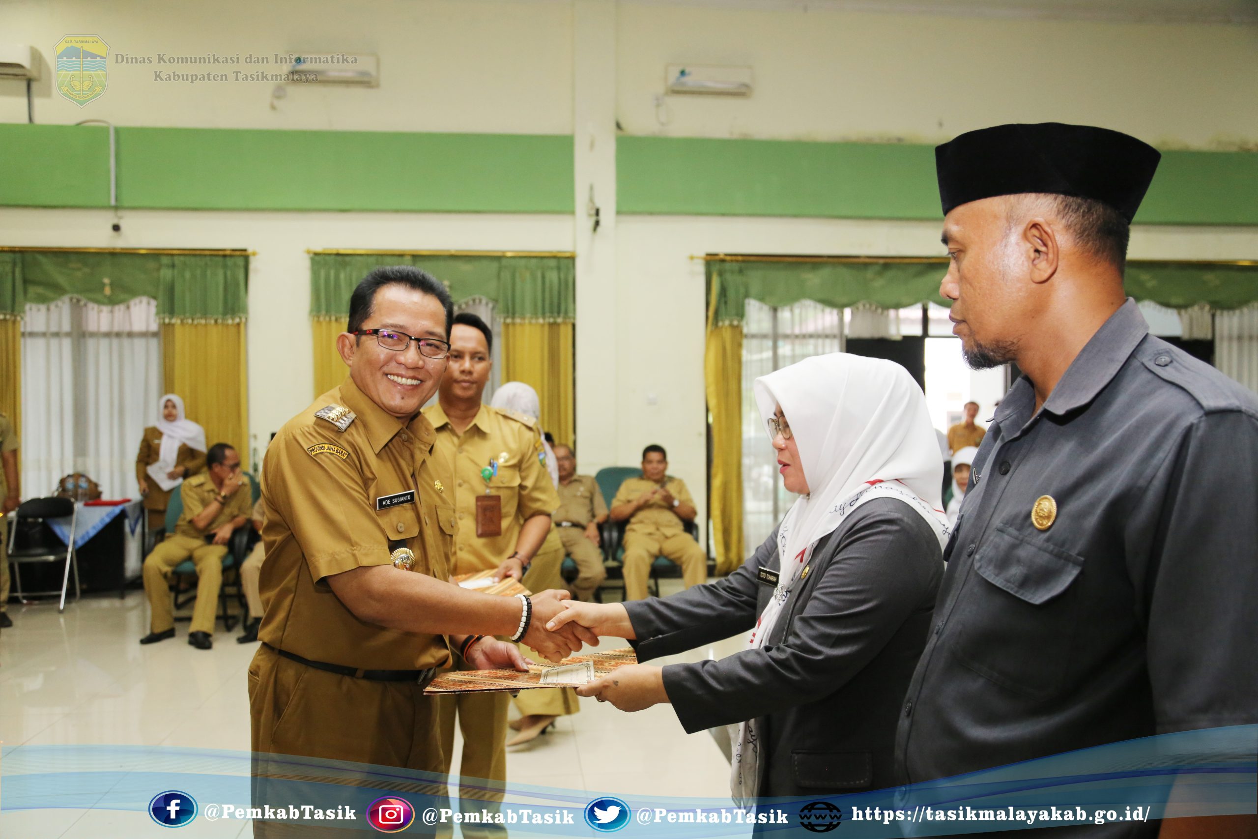 BUPATI ADE SUGIANTO: “GURU TIDAK HANYA PENGAJAR, SEKALIGUS TOKOH MASYARAKAT”