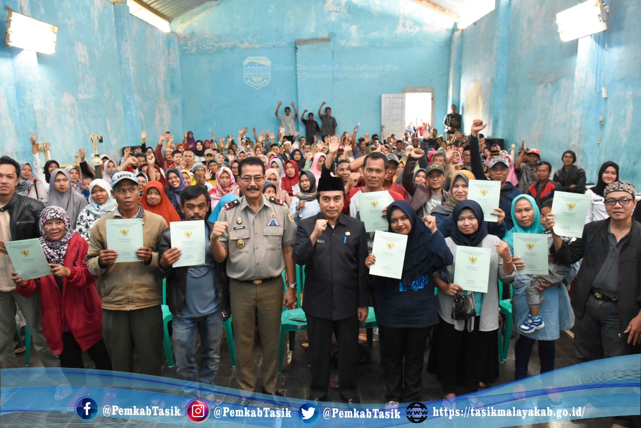 LAUNCHING PENYERAHAN SERTIFIKAT PENDAFTARAN TANAH SISTEMATIS LENGKAP (PTSL) TAHAP 1