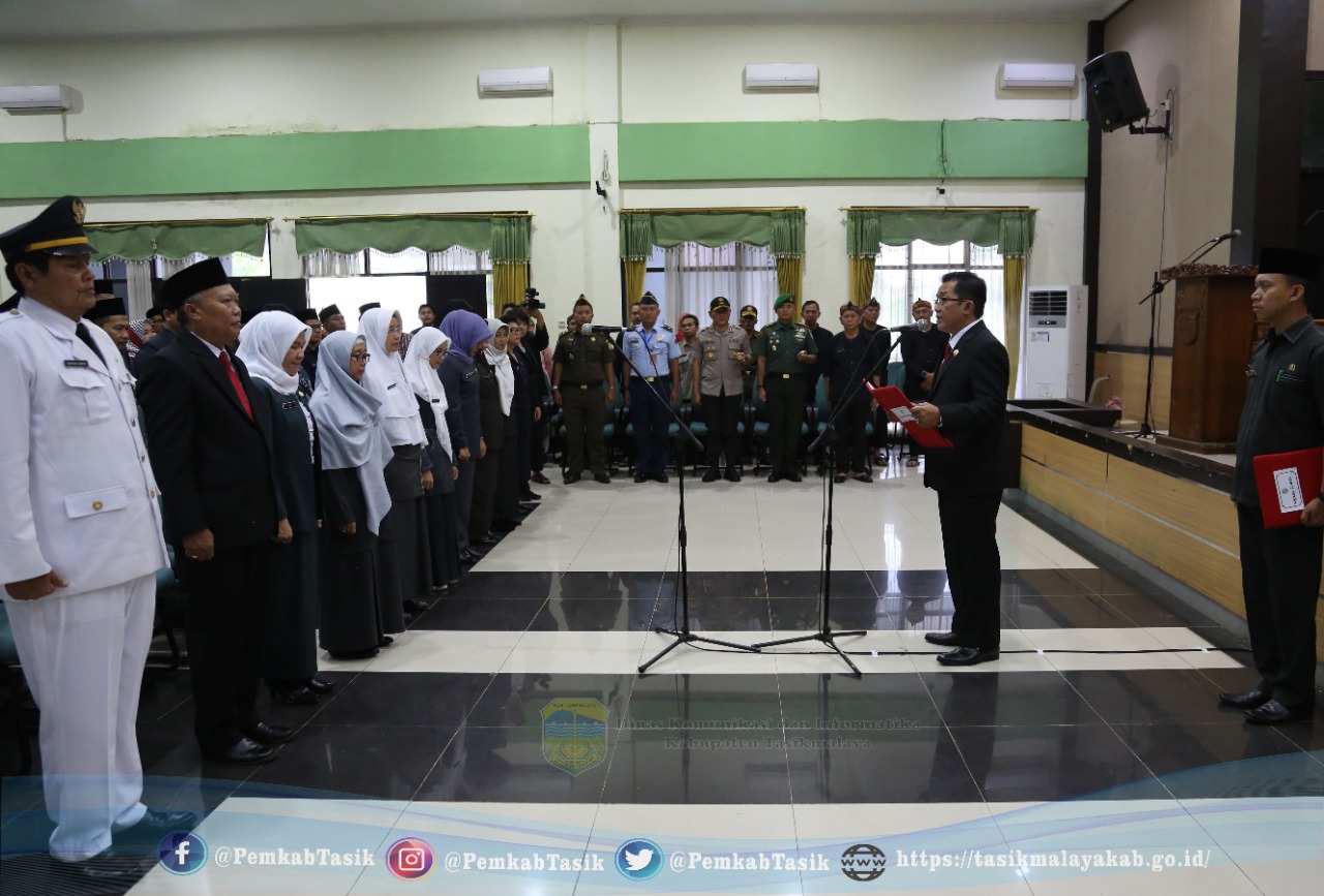 BUPATI ADE SUGIANTO MELANTIK DAN MENGAMBIL SUMPAH PEJABAT DI PENDOPO BARU