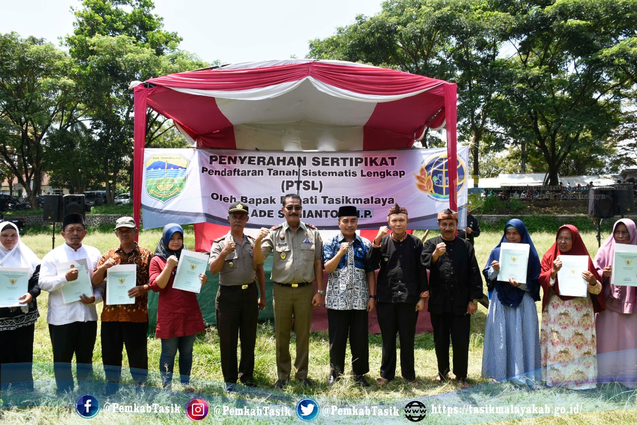 SEKDA KAB TASIKMALAYA SERAHKAN PTSL DI KECAMATAN SARIWANGI DAN KUNJUNGI RUTILAHU DI KECAMATAN LEUWISARI.
