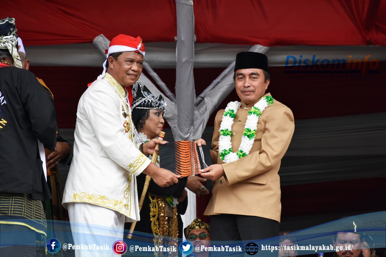 SEKDA KAB TASIKMALAYA HADIRI PENGUKUHAN DAN DEKLARASI FORUM-S3 , LAUNCHING GEOPARK NASIONAL GALUNGGUNG, MUSEUM GALUNGGUNG DAN PERPUSTAKAAN ISLAM MALIK AL HINDI