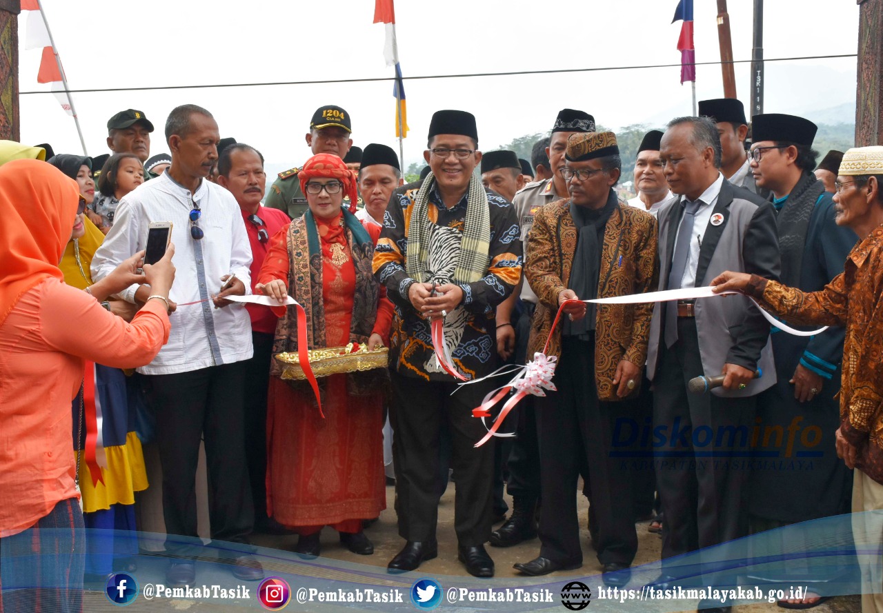 BUPATI TASIKMALAYA HADIRI PENGAJIAN DAN PERESMIAN GEDUNG SERBAGUNA DESA MEKARSARI KECAMATAN KADIPATEN