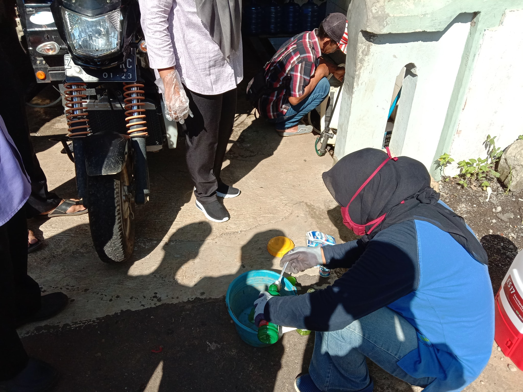 Persiapan penyemprotan disinfektan untuk meminimalisir penyebaran virus corona di tempat umum wilayah Desa Tawang
