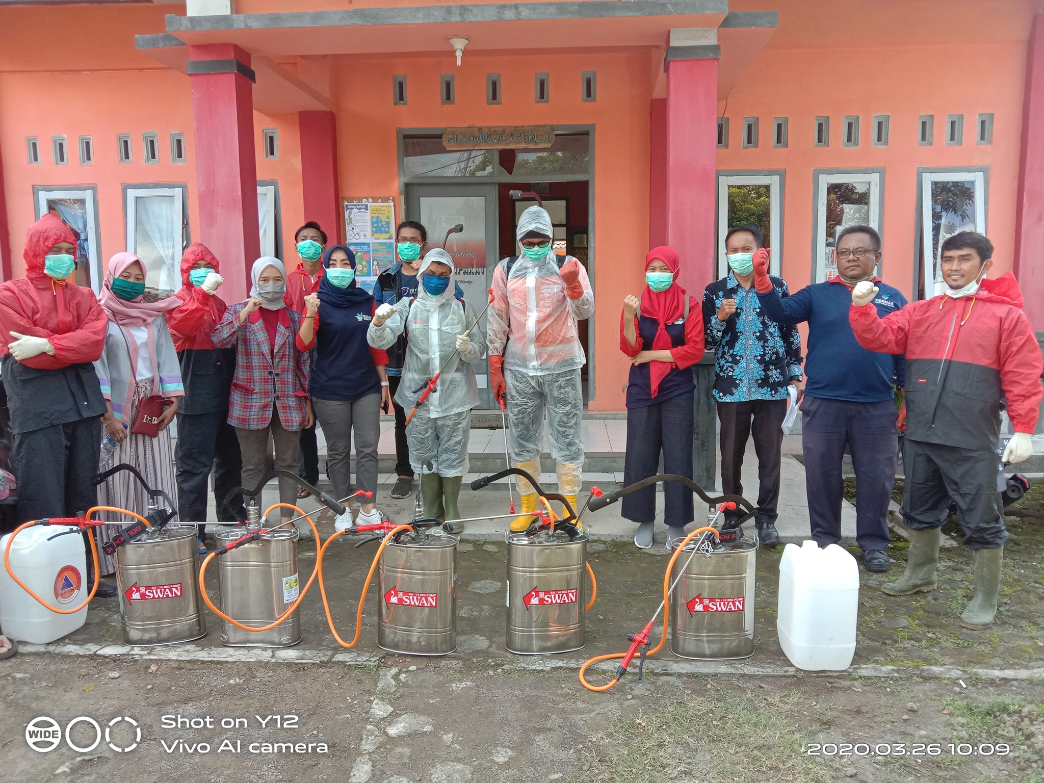 Penyemprotan Desinfektan Untuk Mencegah Penyebaran Virus Corona di wilayah Desa Cipakat