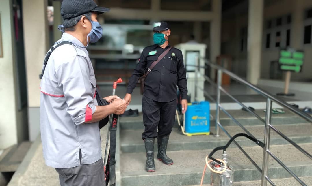 Penyemprotan Disinfektan di Masjid Agung Baiturrahman Singaparna