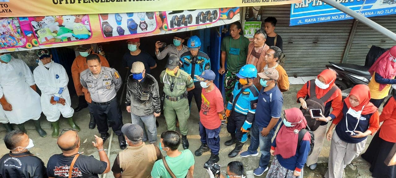 Penyemprotan Disinfektan di Pasar Singaparna