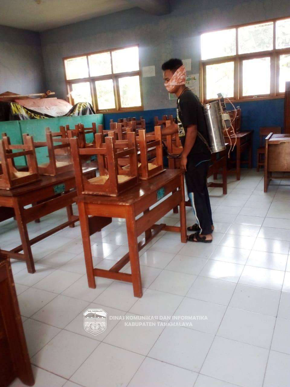 CEGAH CORONA, WARGA DESA KUDADEPA SEMPROT DISINFEKTAN KANTOR DESA DAN MADRASAH