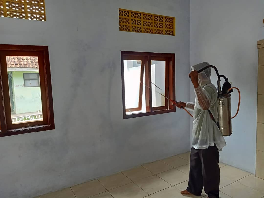 Penyemprotan Disinfektan Pemdes Sukasukur Kecamatan Cisayong