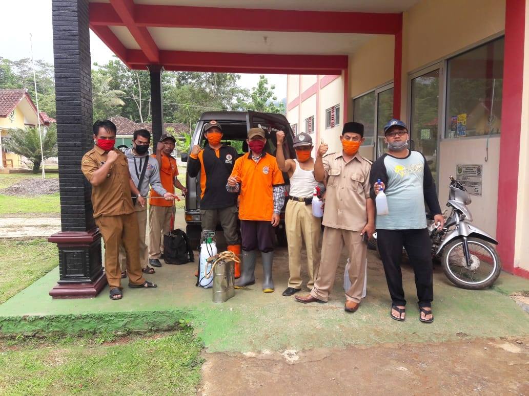Penyemprotan Disinfektan di berbagai fasilitas publik di Desa Cihaur Kecamatan Manonjaya serta warga di Kecamatan Bojonggambir