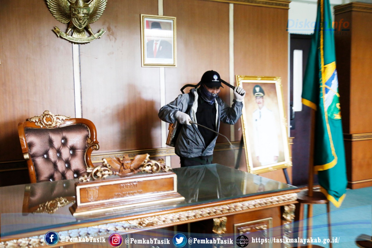 PEMDA KABUPATEN TASIKMALAYA STERILISASI KOMPLEK PERKANTORAN DENGAN DISINFEKTAN
