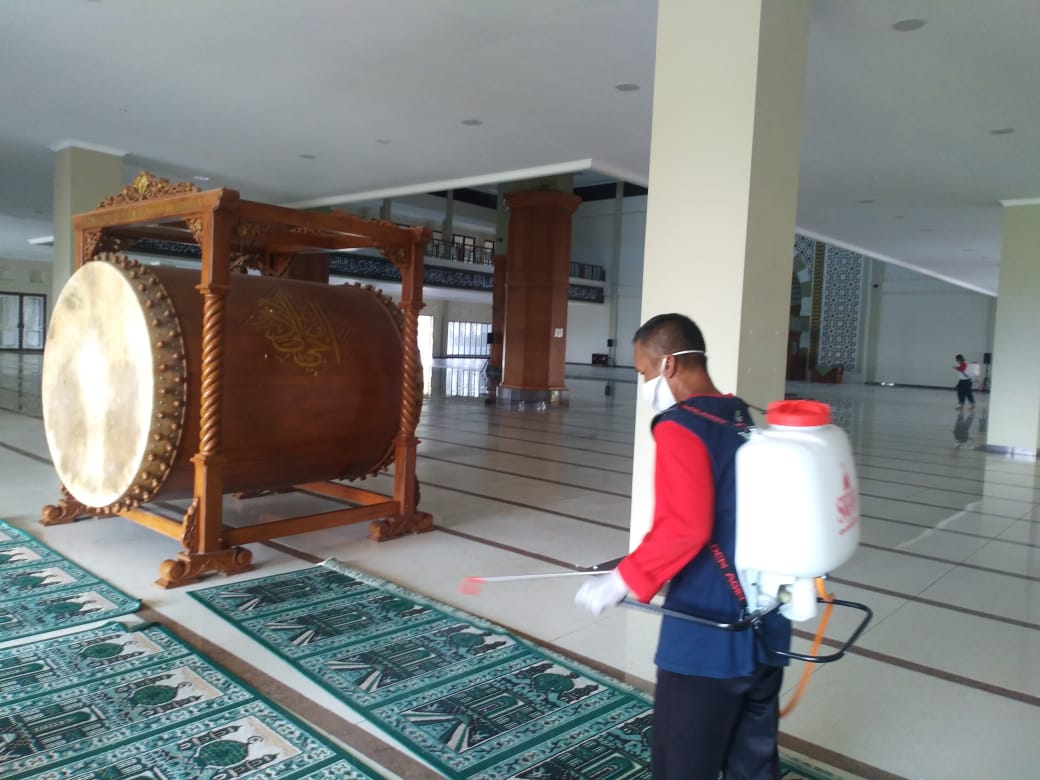 PEMERINTAH KABUPATEN TASIKMALAYA UPAYAKAN PENYEMPROTAN DISINFEKTAN ANTISIPASI COVID-19