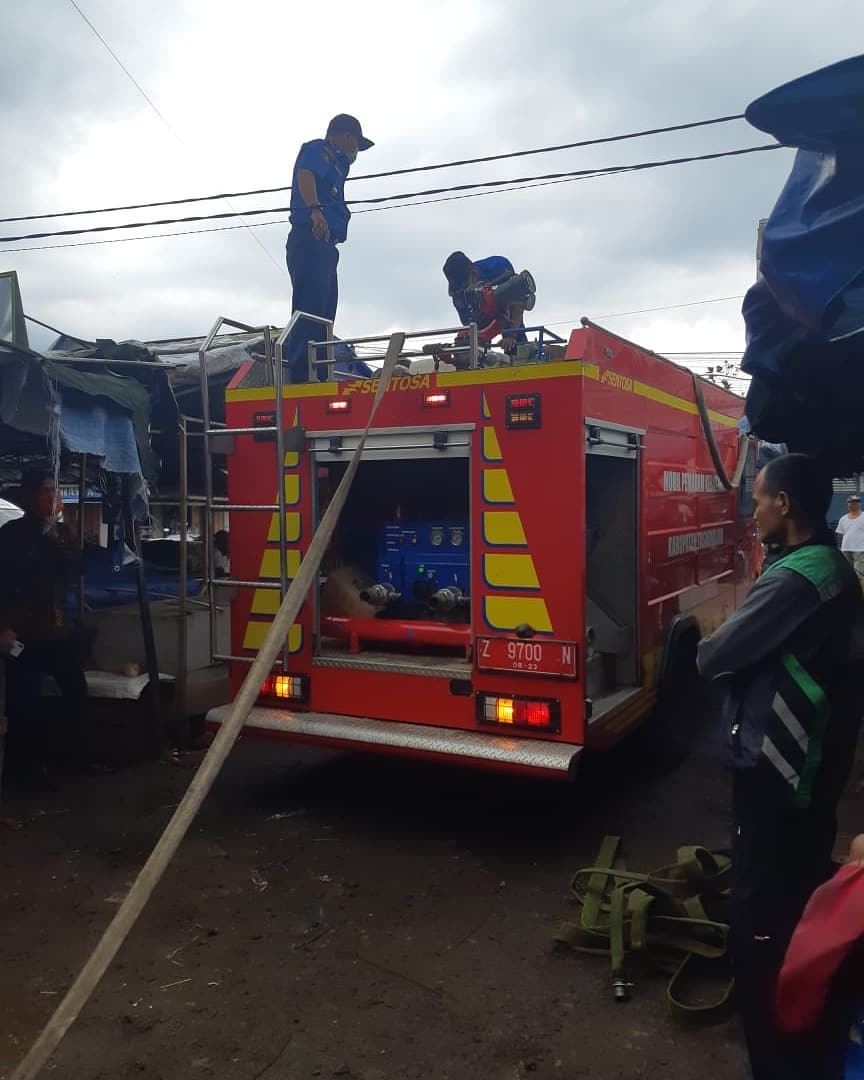 Penyemprotan Disinfektan Di Lokasi Pasar Manonjaya