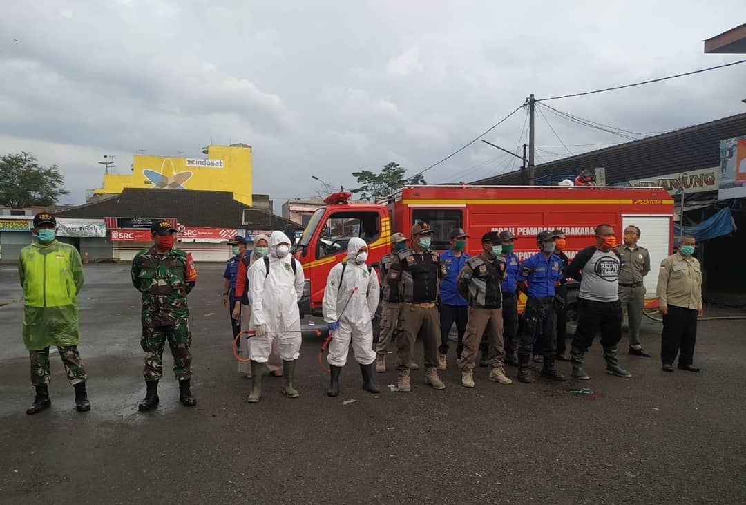 Tim Gugus Tugas Kabupaten Tasikmalaya Lakukan penyemprotan Disinfektan dilokasi Pasar Ciawi
