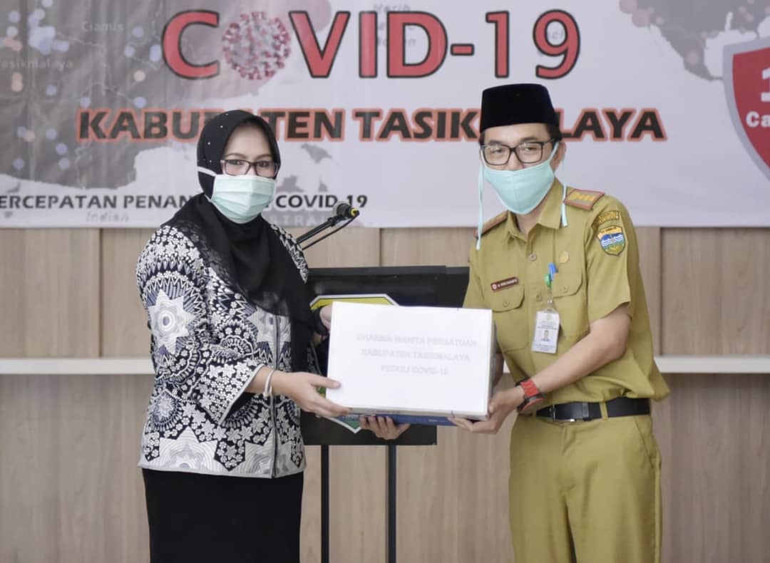 Pemberian Bantuan Penanganan Covid-19 dari Dharma Wanita Persatuan Kabupaten Tasikmalaya
