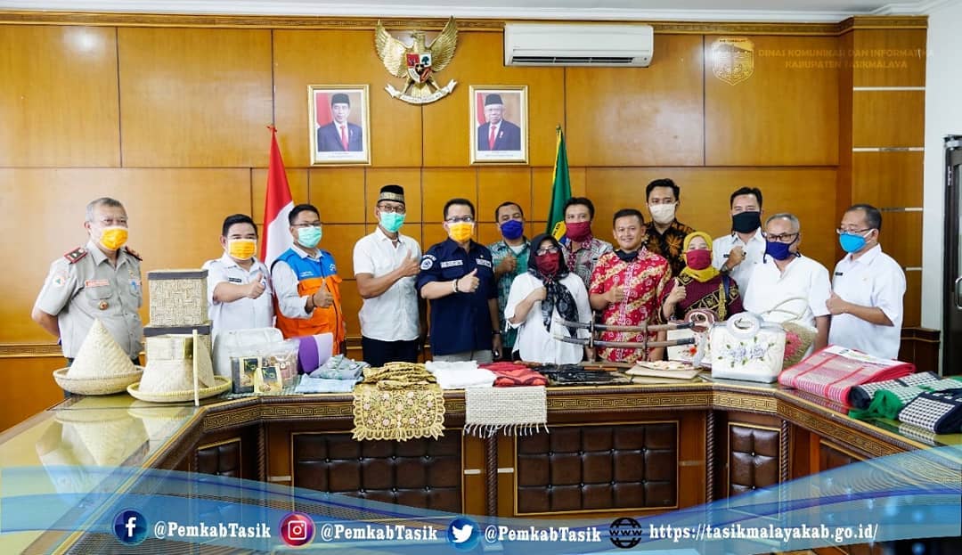 BUPATI TASIKMALAYA BERIKAN TESTIMONI PRODUK UNGGULAN DARI KOPERASI DAN UMKM