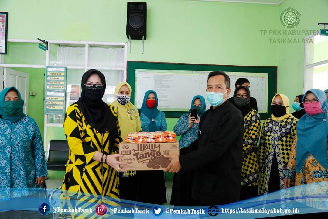 KETUA TP PKK KAB. TASIKMALAYA SERAHKAN BANTUAN ANTISIPASI COVID-19 (2)