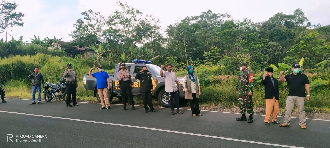 TINGKATKAN KEWASPADAAN TERHADAP RESIKO PENULARAN COVID-19 PEMKAB TASIKMALAYA SISIR WARGA YANG BERKERUMUN