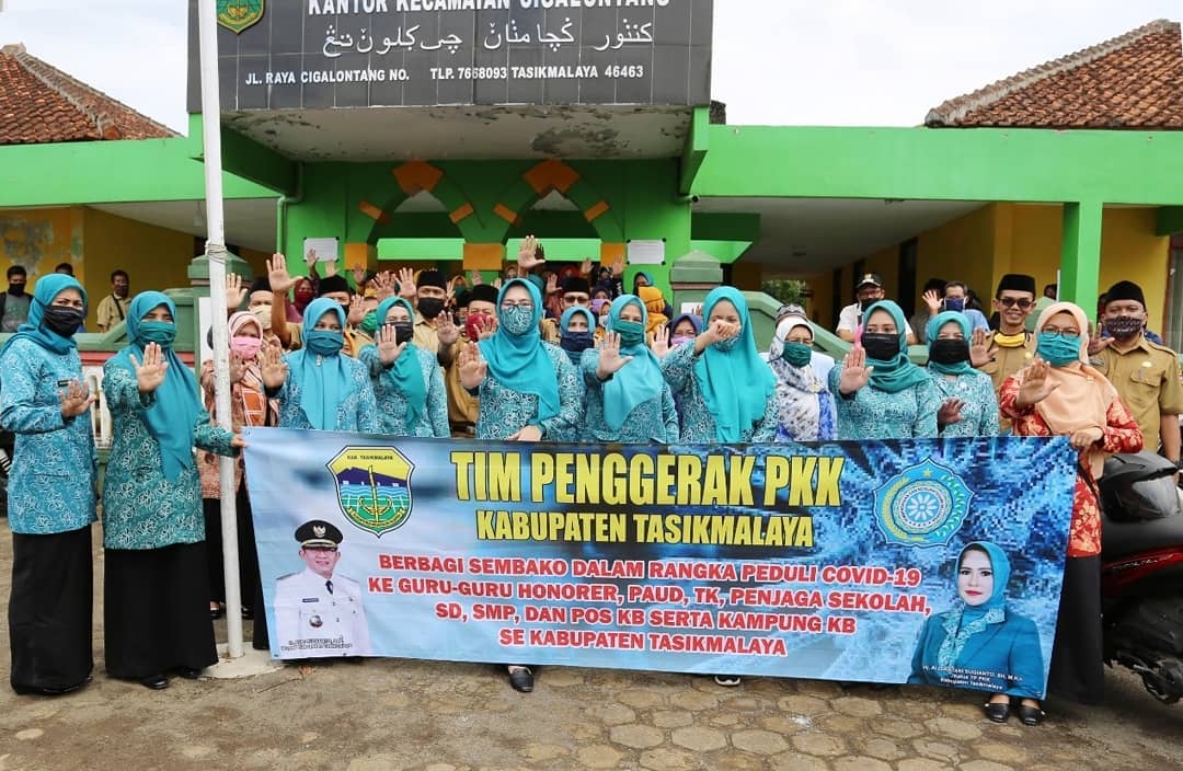PEDULI PENCEGAHAN PENYEBARAN COVID-19 TP PKK SERAHKAN BANTUAN SEMBAKO KEPADA MASYARAKAT
