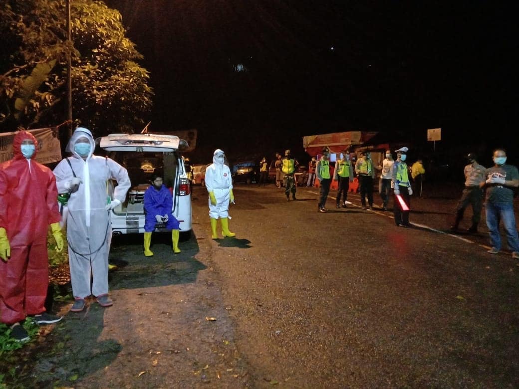 GERAK CEPAT GUGUS TUGAS COVID-19 KAB. TASIKMALAYA EVAKUASI PEMUDIK TERKONFIRMASI COVID-19 DI POS PERBATASAN TAPAL KUDA SALAWU