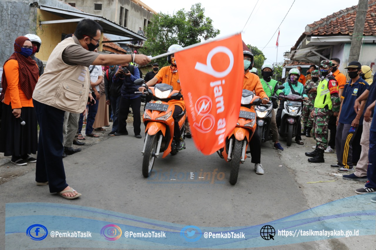 BUPATI ADE SUGIANTO LAUNCHING DISTRIBUSI BANTUAN TUNAI DAN NON TUNAI DAMPAK COVID 19 PROV JABAR