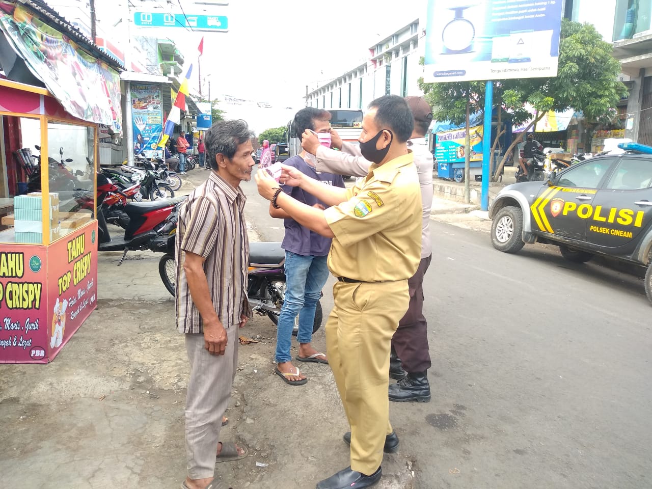 KAPOLSEK CINEAM KAMPANYEKAN PENGGUNAAN MASKER