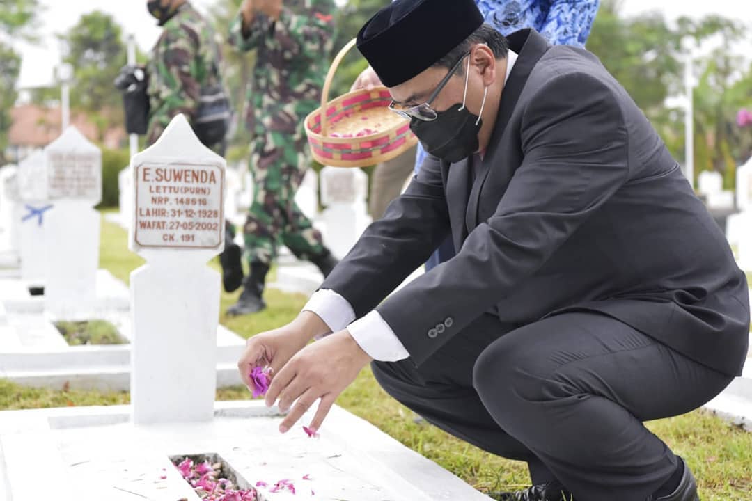 PJS BUPATI TASIKMALAYA ZIARAH DI TAMAN MAKAM PAHLAWAN KUSUMAH BANGSA