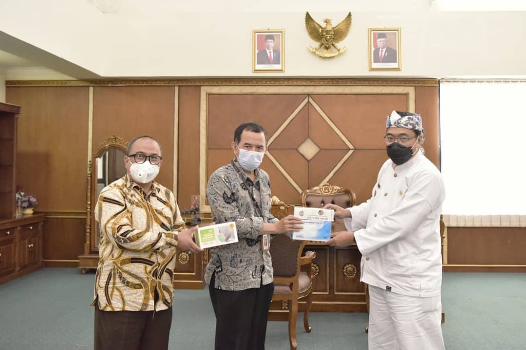 PJS BUPATI TASIKMALAYA TERIMA BANTUAN APD DARI IPOJK