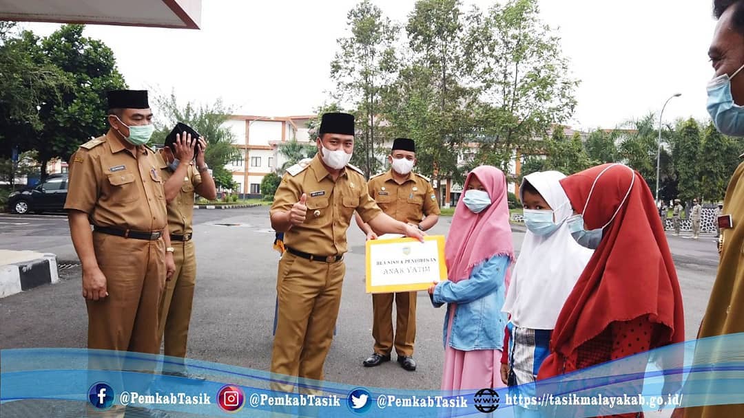 WAKIL BUPATI SERAHKAN BEASISWA UNTUK 3 ANAK SD